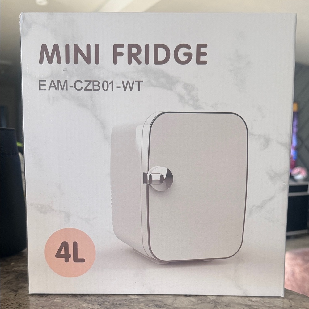 White Mini Fridge 4L